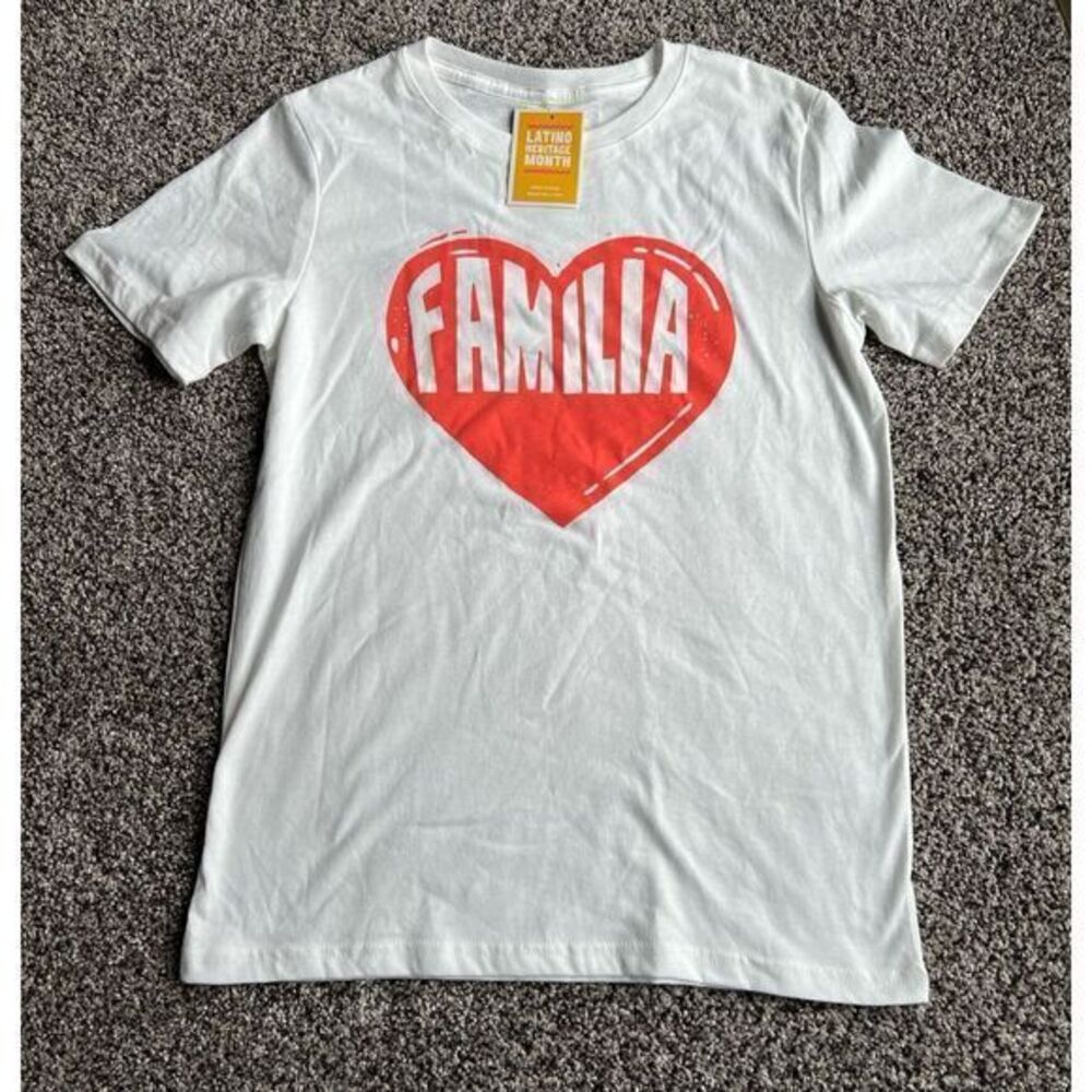 NWT Well Worn Girls White "Familia" short‎ sleeve tee size large